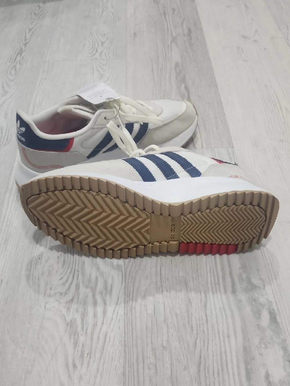 NWT adidas Men's White Navy Red‎ Retro-Inspired Running Sneakers